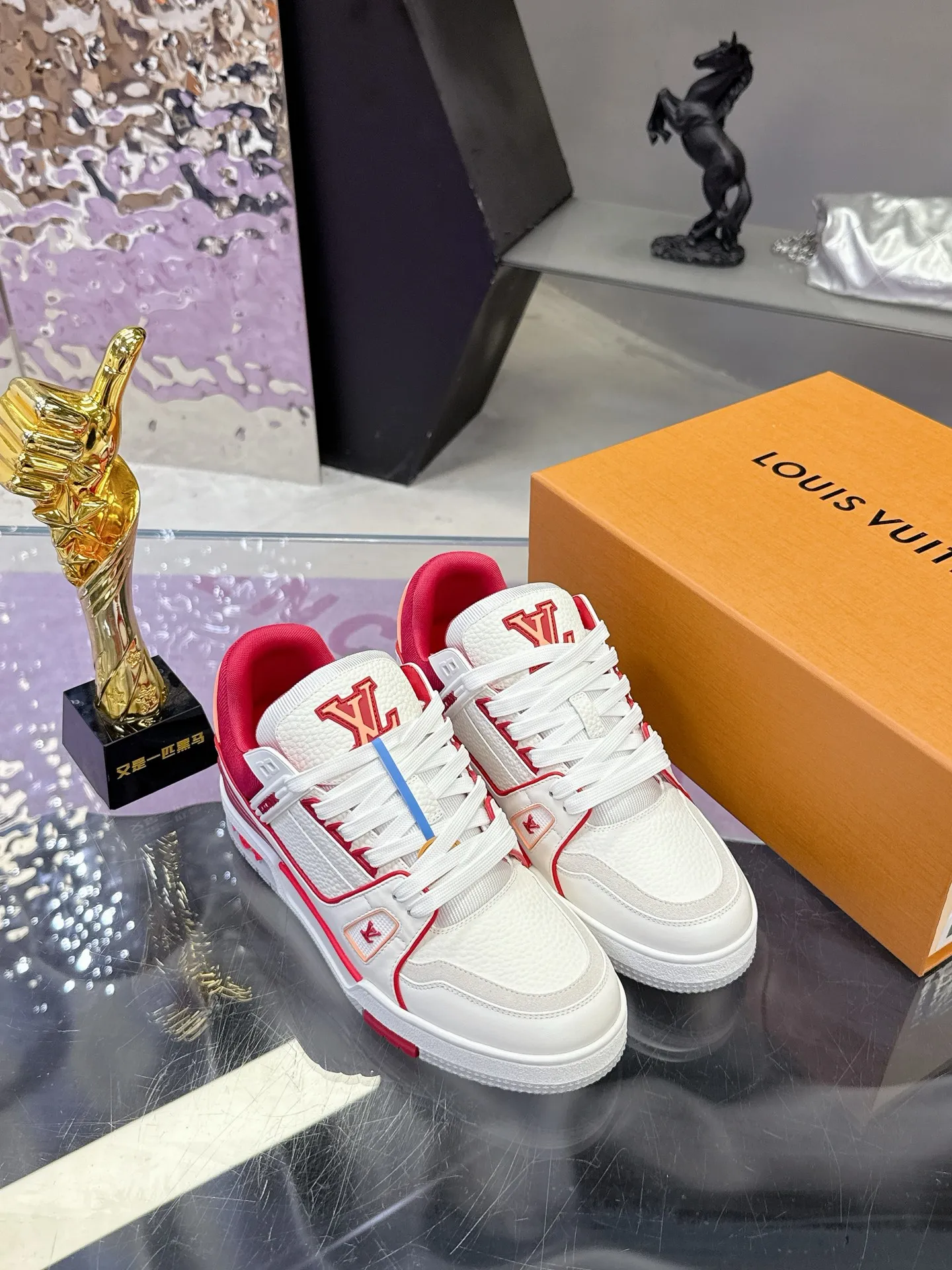 Factory price: 760💰 (latest color) This LV Trainer sneaker is made of grained cow leather, and uses vibrant colors to pay tribute to Virgil Abloh’s original classic inspired by retro basketball shoes. The upper is embellished with rubber LV letters and Vuitton logo, and the outsole is decorated with Monogram flowers. Exquisite packaging at the delivery counter🛍📦 ▪️Fabrics: Original customized first-layer cowhide ▪️Inner lining: Original customized breathable mesh lining ▪️Outsole: Original molded two-color TPU combination outsole ▪️Sole thickness: 3CM ▪️Size: Women's 35-40 Men's 38-46